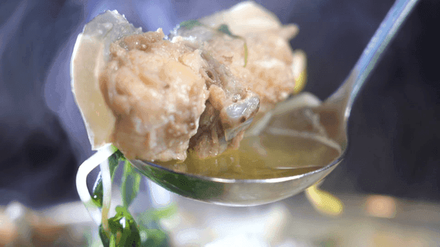 국자로 떠낸 복어 전골