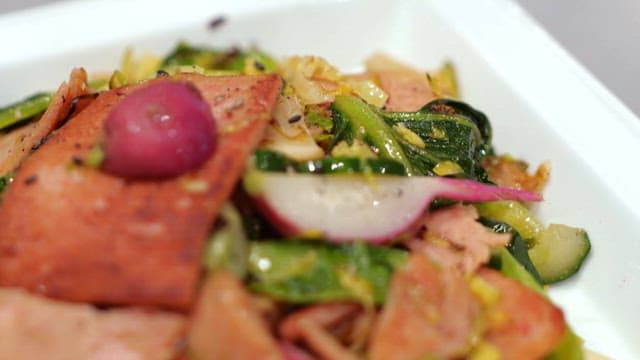 야채와 고기가 들어간 샐러드 클로즈업