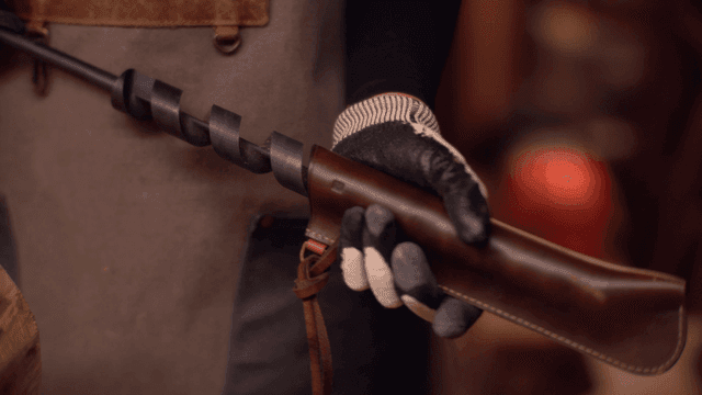 정교하게 도구를 다루는 작업자