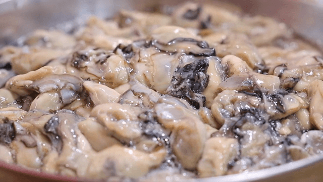 금속 용기에 담긴 신선한 굴