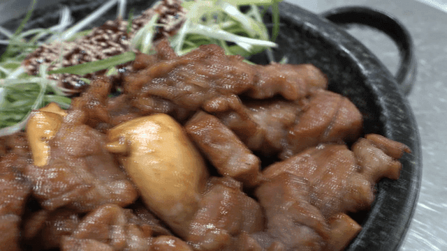 마늘과 파채를 곁들인 구운 양념돼지갈비