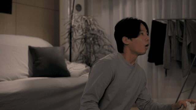 거실에서 TV를 보는 남자