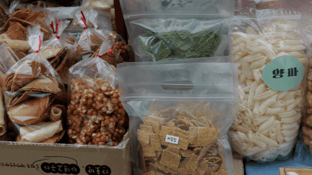 비닐봉지에 담긴 다양한 한국 과자