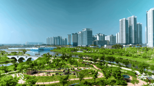 푸른 공원이 있는 현대 도시 풍경