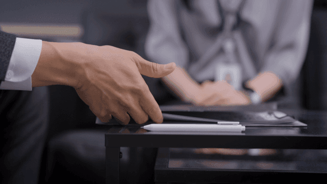 서류에 서명을 하는 사업가