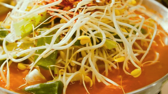 냄비에 담긴 한국식 콩나물국