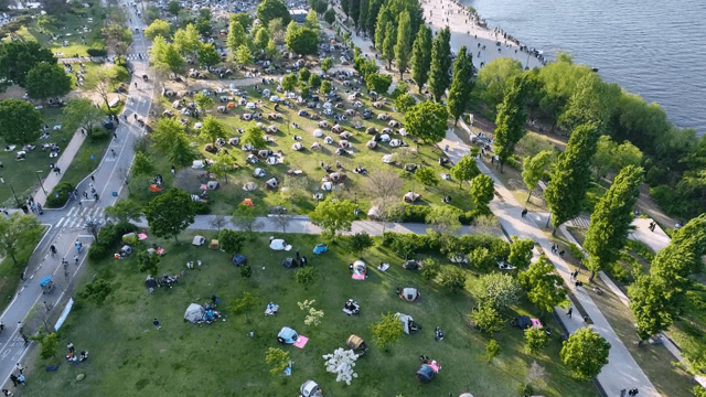 텐트와 사람들이 가득한 공원