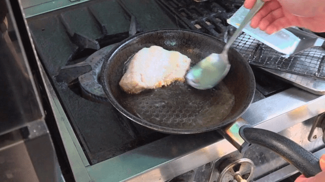 팬에서 생선이 튀겨지는 모습