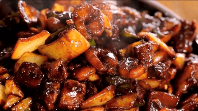 새우와 다양한 채소가 올라간 매콤한 짜장면 한그릇