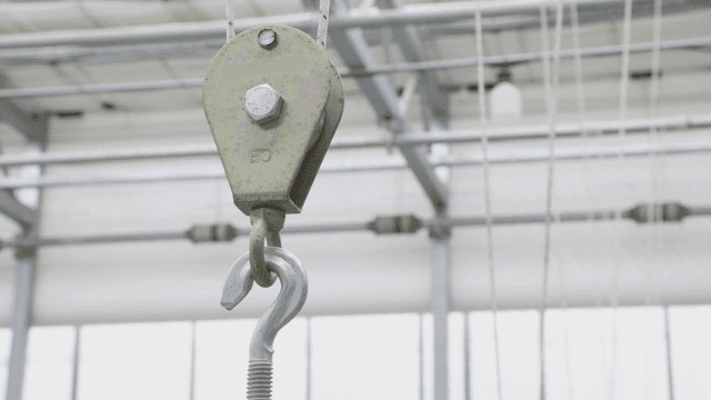 산업 공간에 매달린 금속 갈고리