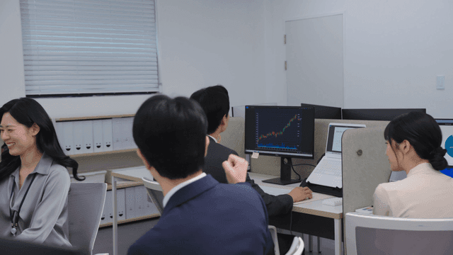 동료들과 회의 중인 사무실