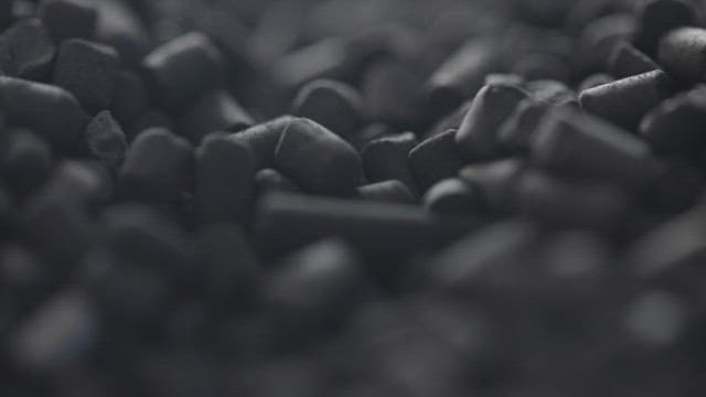 어두운 색의 질감 있는 미네랄 펠릿 근접 촬영.