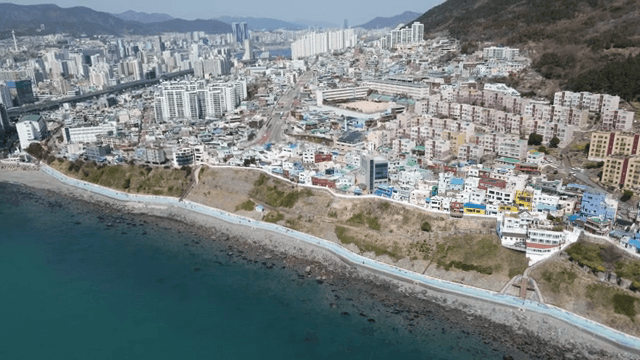 다채로운 건물이 있는 해안 도시 풍경