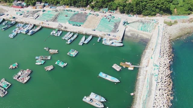 선착장과 녹지가 있는 해안 지역