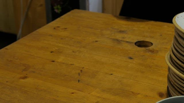 아늑한 카페의 테이블 위에 서빙되는 카페라떼 두 잔