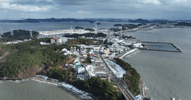 눈 덮인 해안 마을 풍경