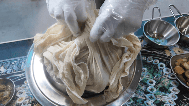Steamed native chicken taken out of cloth