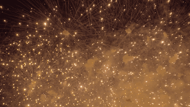 밤하늘에서 화려하게 터지는 불꽃놀이