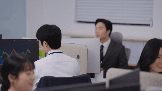 사무실에서 화기애애하게 업무하는 직원들