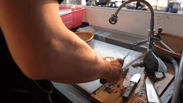 야외에서 해산물 준비