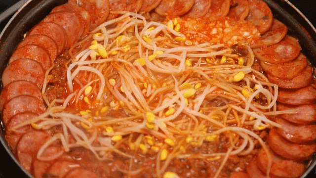 소시지와 콩나물이 들어간 부대찌개