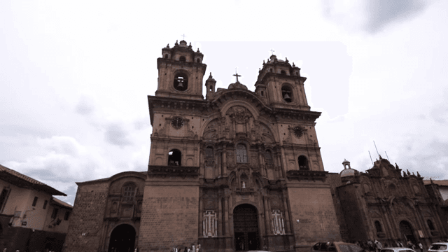 번화한 도시 광장의 역사적인 성당