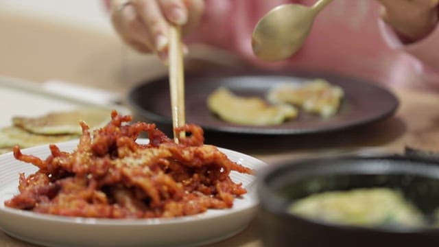 젓가락으로 집어 먹는 매콤한 닭발