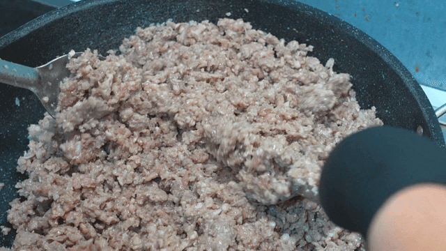 Minced meat stir-fried in pan