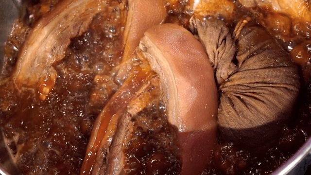 진한 육수에 졸여지는 수육