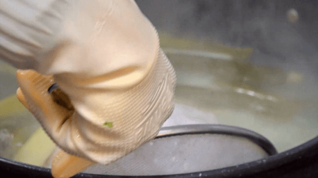 야채와 함께 냄비에서 끓는 닭고기