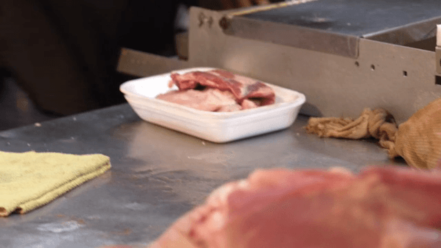 테이블 위의 우설을 가져가는 사람