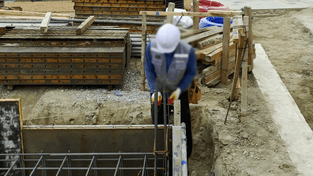 건설 현장에서 실을 연결하는 작업자