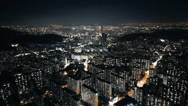 밤에 불빛이 비치는 도시 전경