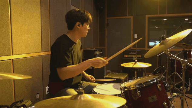 스튜디오에서 열정적으로 드럼을 연주하는 드러머