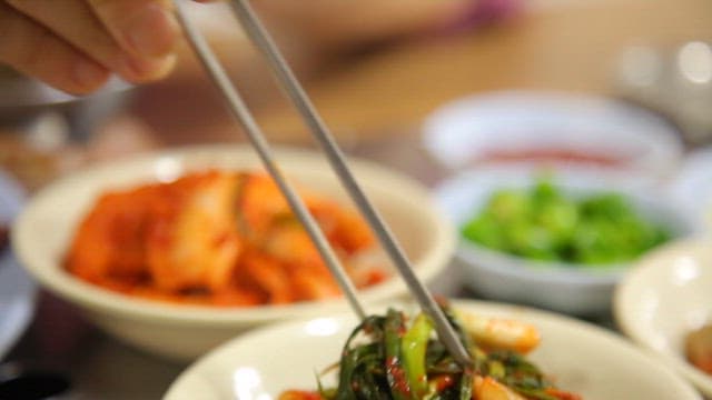 밥과 구운 고기에 곁들여먹는 파김치