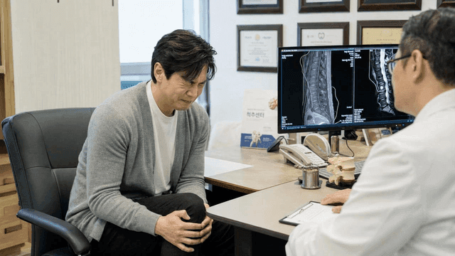 Man consulting doctor about knee pain