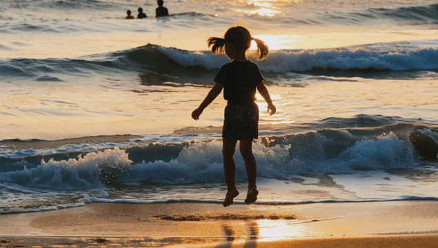 해질녘 해변에서 뛰어노는 여자아이의 뒷모습 실루엣