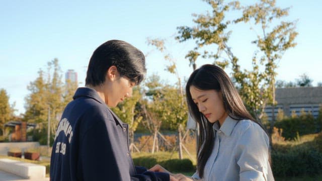 스케이트보드를 타는 여성을 도와주는 남성