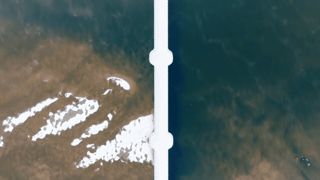 강 위에 눈 덮인 다리