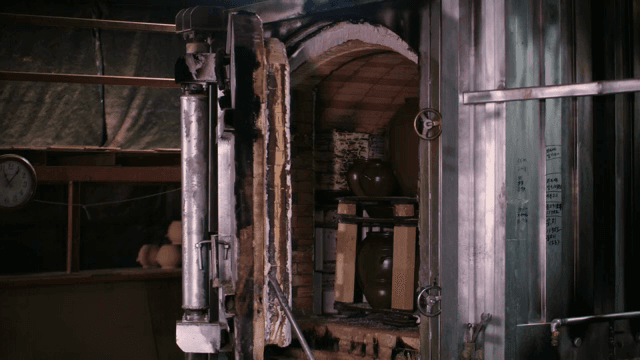 도자기 가마 안의 도자기 항아리