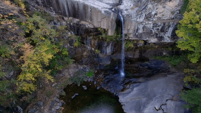 가을 단풍에 둘러싸인 경치 좋은 폭포