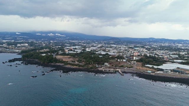흐린 하늘의 해안 도시