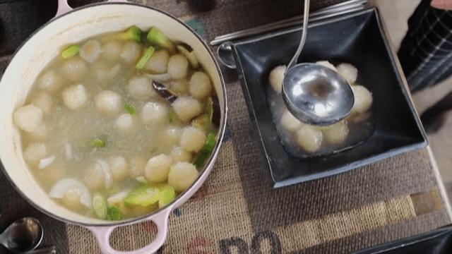 접시에 옮겨 담는 감자옹심이