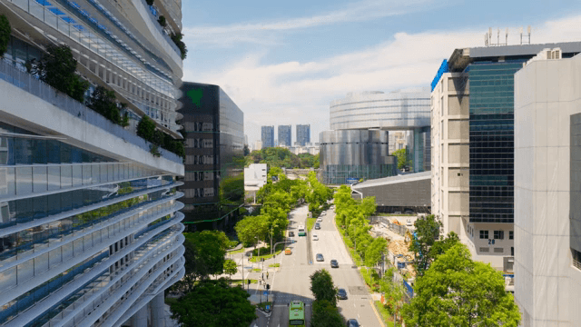 분주한 거리의 현대 도시 풍경