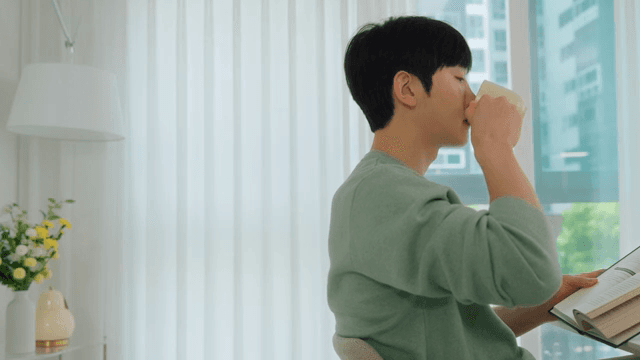 커피를 마시면서 책을 읽는 남자