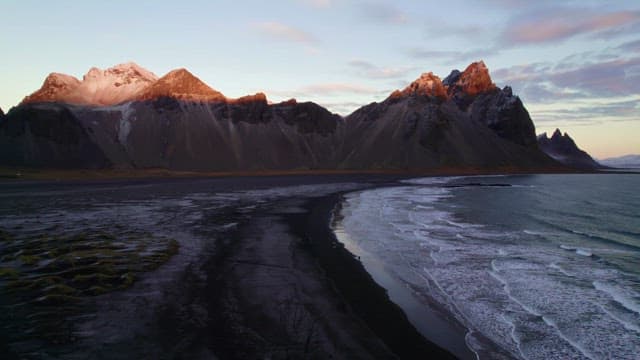 장엄한 산과 고요한 해안선