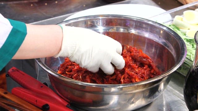 Putting sliced raw pollack salad next to the sliced boiled pork