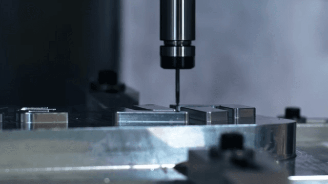 금속 표면을 가공하는 기계