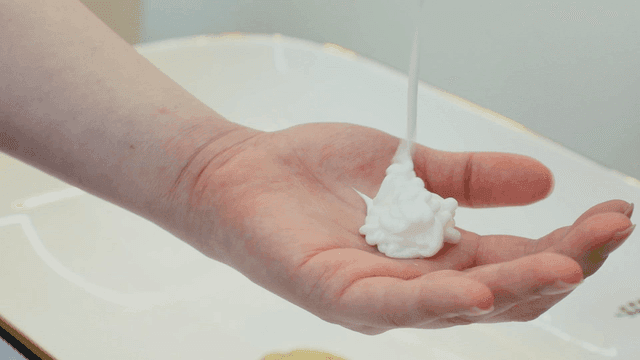 손에 크림을 짜는 장면