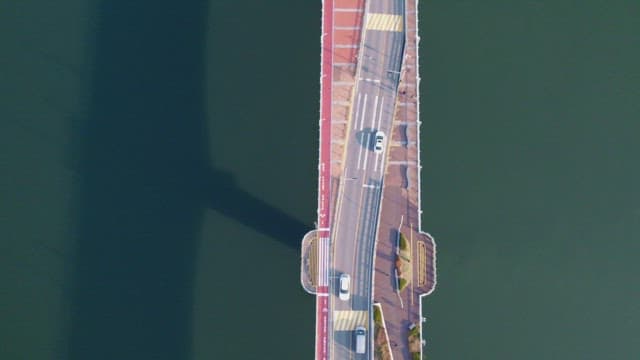 물 위의 다리를 달리는 자동차들